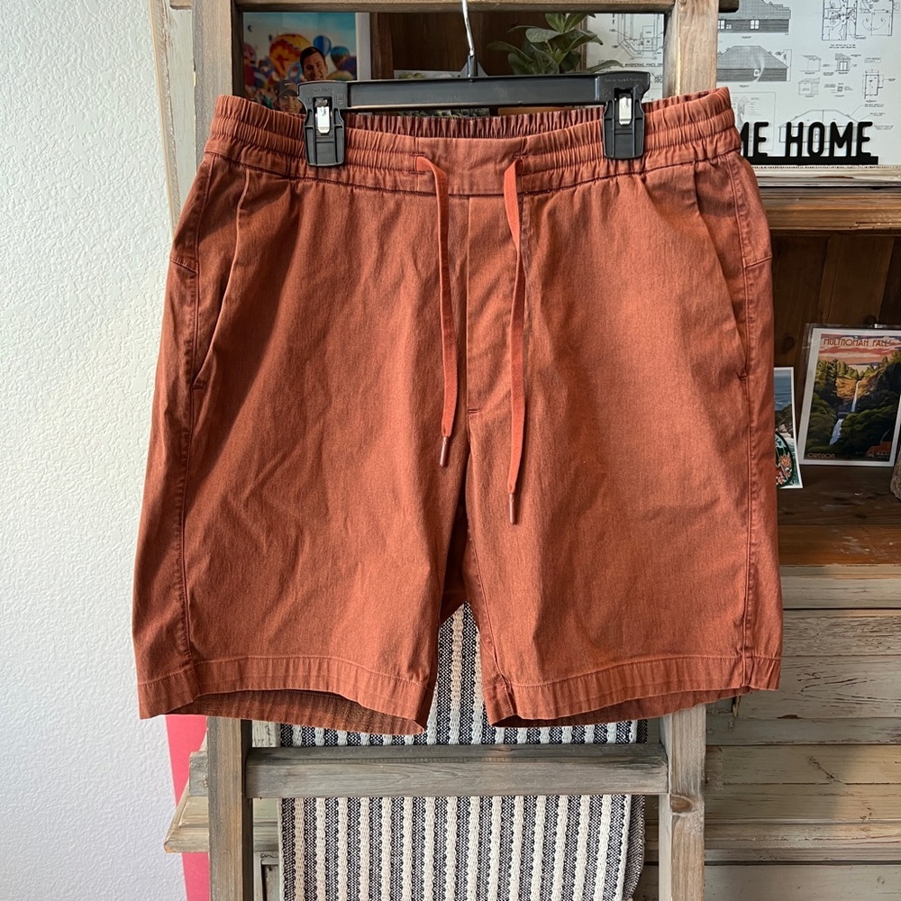 Lululemon men’s bowline dye short size small